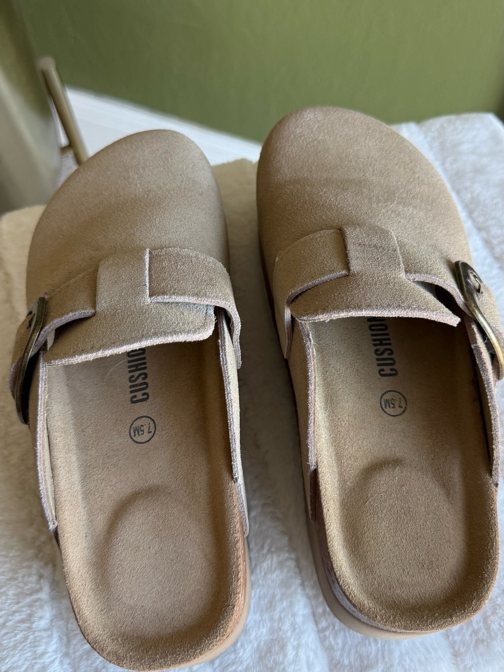 CUSHIONAIRE Women's Granola Genuine Suede Cork Footbed Platform Clog, size 7.5 - Picture 4 of 7
